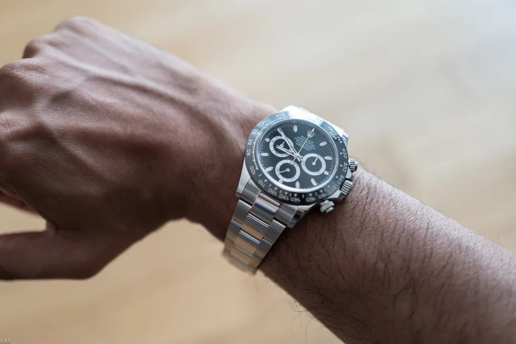 Man-wearing-a-rolex-daytona comprar réplicas de relojes exclusivos